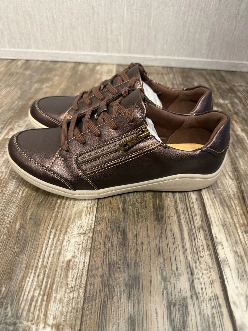 Clarks Women’s Metallic Bronze Low-Top Sneaker with Side Zip Size 8.5